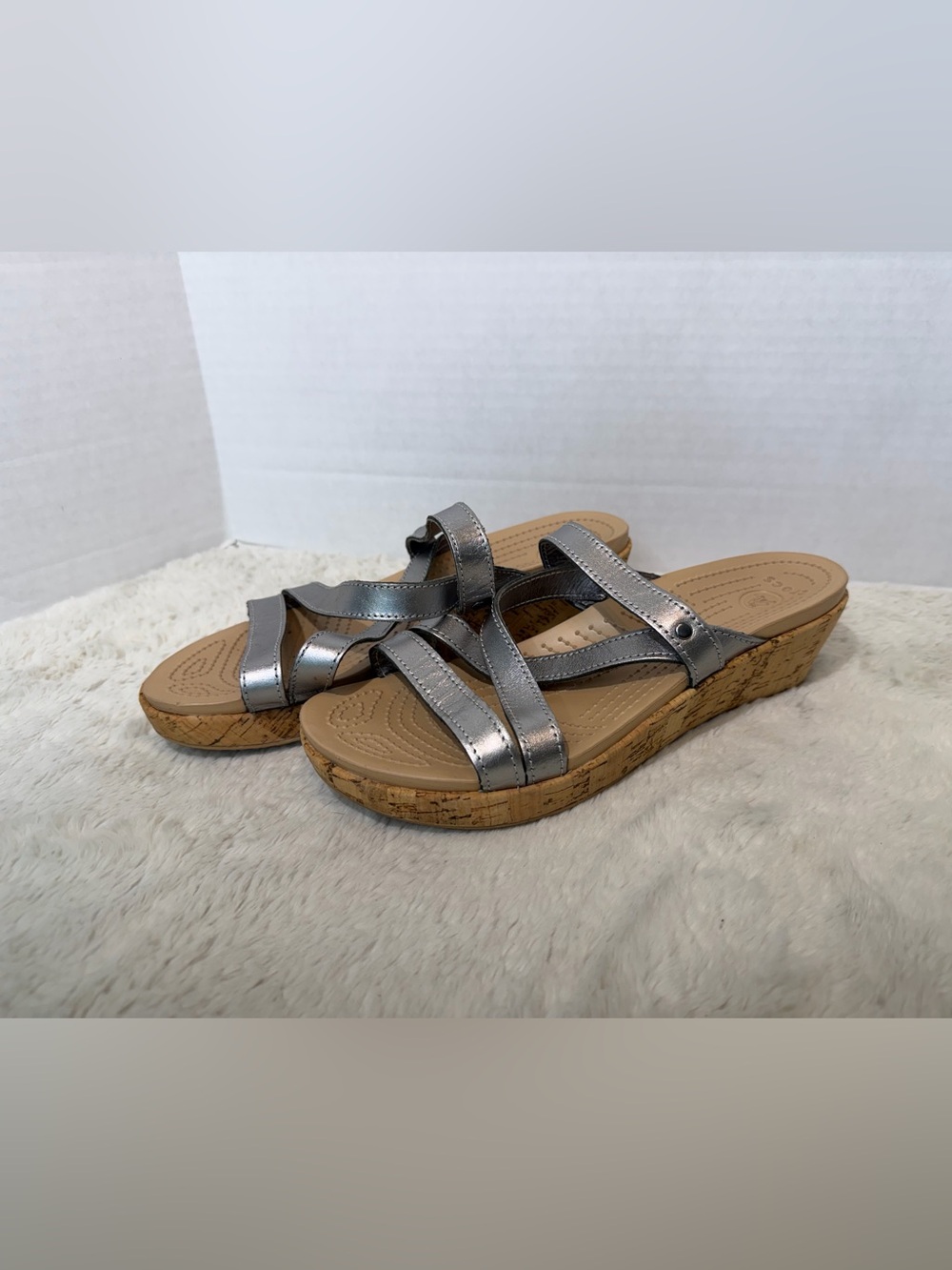 crocs #15646 metallic silver leather wedge sandal size 8